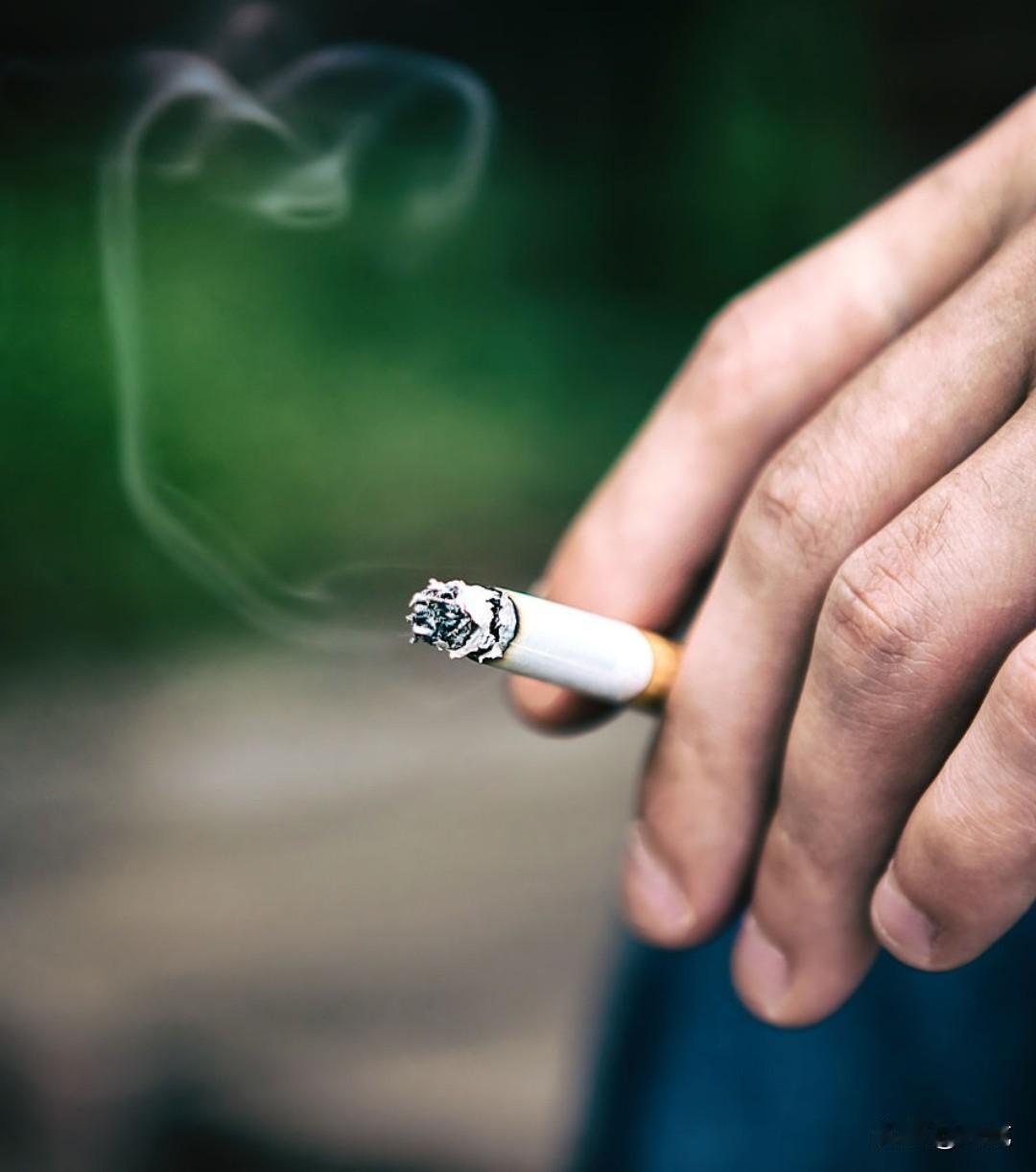 你小时候有哪些神奇的误解？

小时候看爸爸抽烟，又瞧着电视里吸毒的人吞云吐雾的样