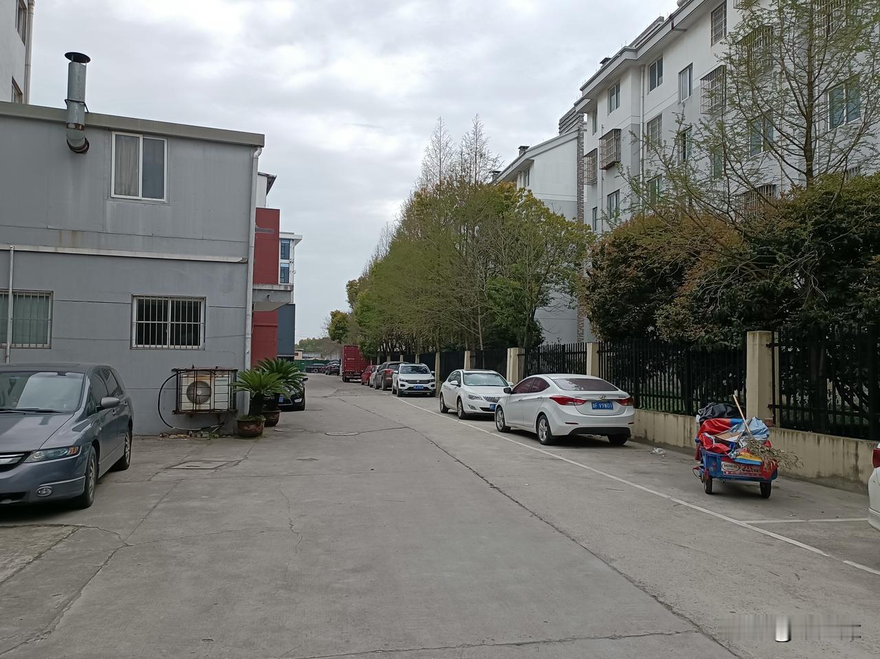 李泌对唐肃宗说：“我不食人间烟火也无家室，爵位俸禄都不想要，为陛下运筹帷幄收复京
