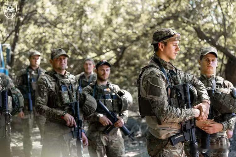 乌克兰又被俄军炸弹导弹炸红了！紧接着，美国又毫不客气一巴掌甩在乌克兰脸上。西方花