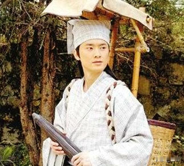 所谓眉清目秀，从面部整体来看，是两眉弯弯似初月，眉与眼睛间距较高，双眼黑多白少且