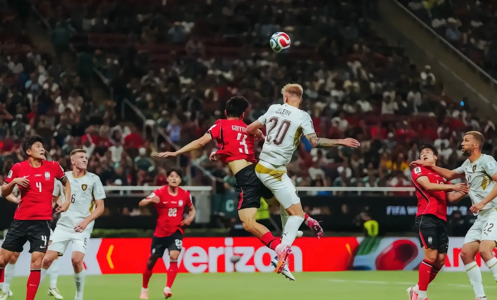 韩国2-1捷克韩国赢球后大概率确保出线。孙兴慜的表现，让我想起另一位红色球队的7