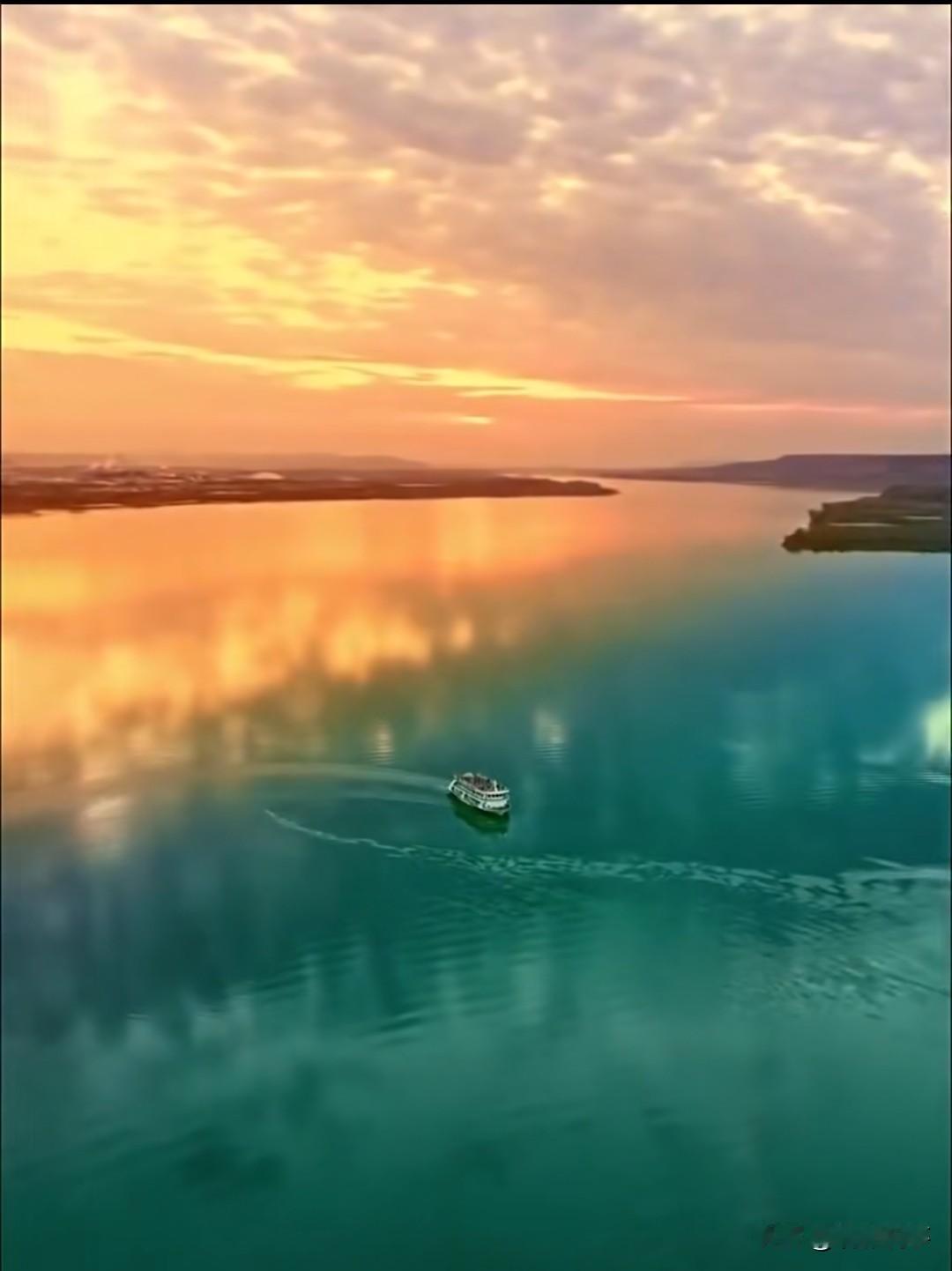 近日，于长江安徽池州之马石矶段，夕阳西下之际，江面波光粼粼，映射出奇异景象：一侧