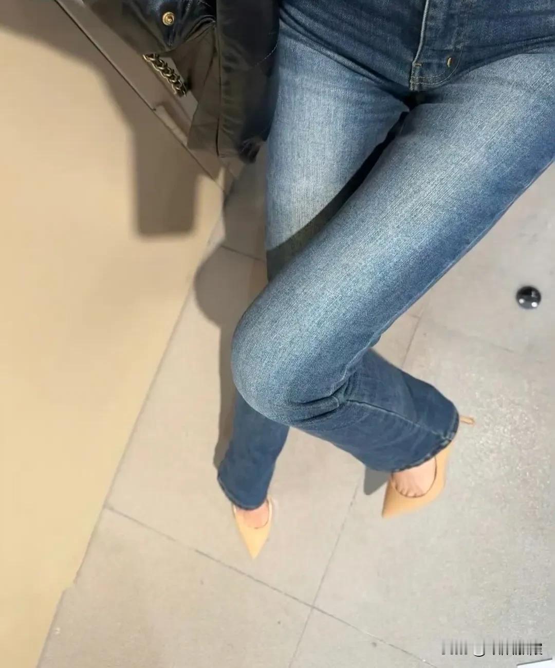 牛仔裤配高跟也是一种不错的搭配[比心]