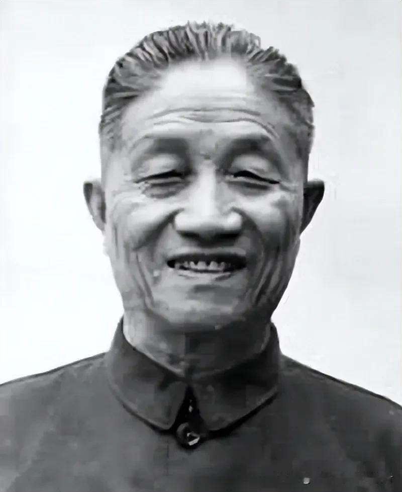 1935年11月，陕北甘泉乡间的土窑洞内，木柴烧出的炭火不断迸出细碎火星。中央红