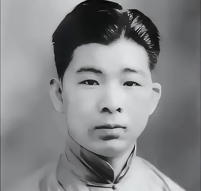 1940年，熟睡中的冯运修，突然感觉不对劲，好像是日军包围他家了。他从枕头下摸出