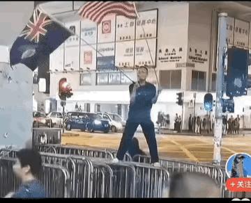 这一脚下去确实痛快。

香港街头一名外籍男子举着英美旗挥舞，行为张扬。一位大哥从