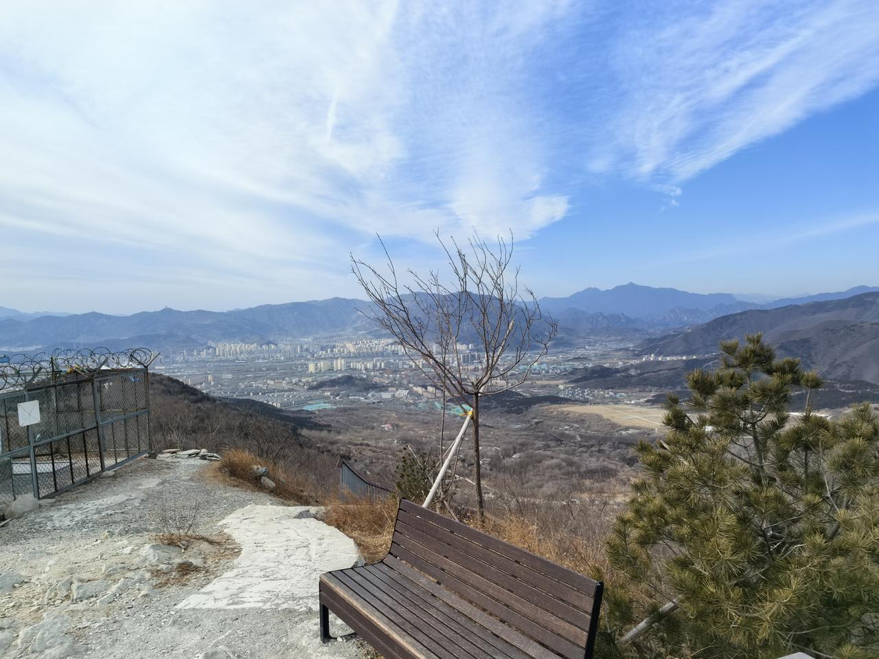 一段时间没去登山，小西山的基础设施大为改观，以前水泥路上都涂上了徒步彩道。从虎头