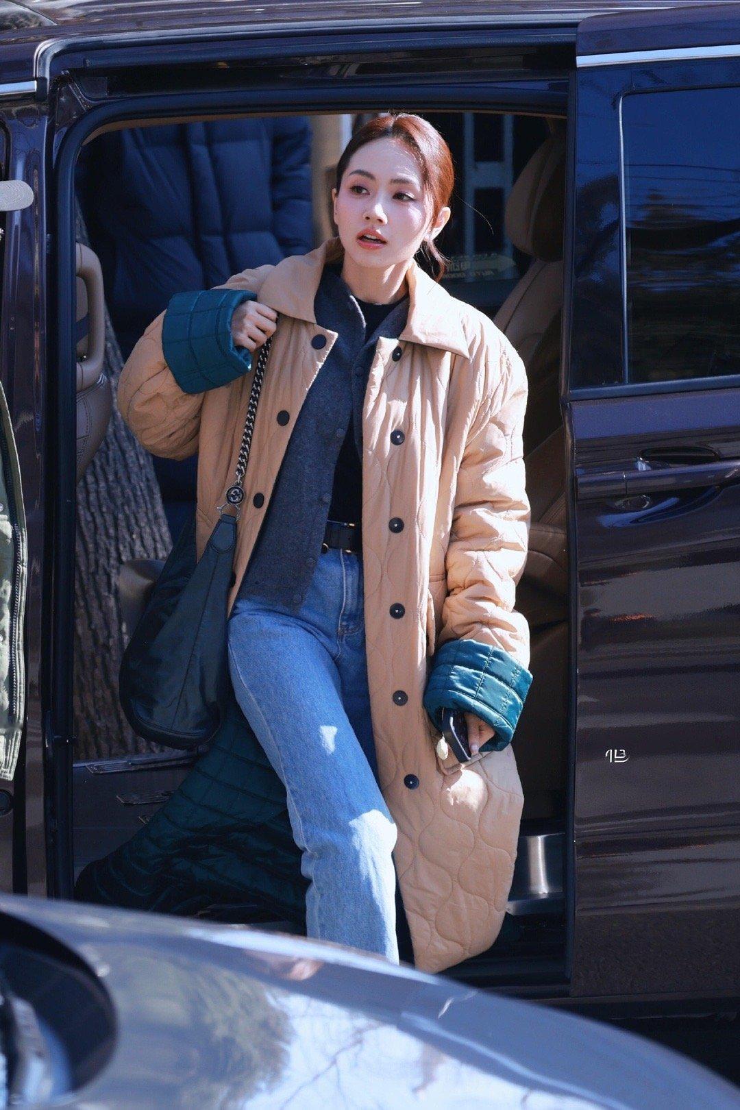 刘惜君一秒baby一秒mommy 春晚联排惊艳回眸！刘惜君一袭长外套清冷出场，转