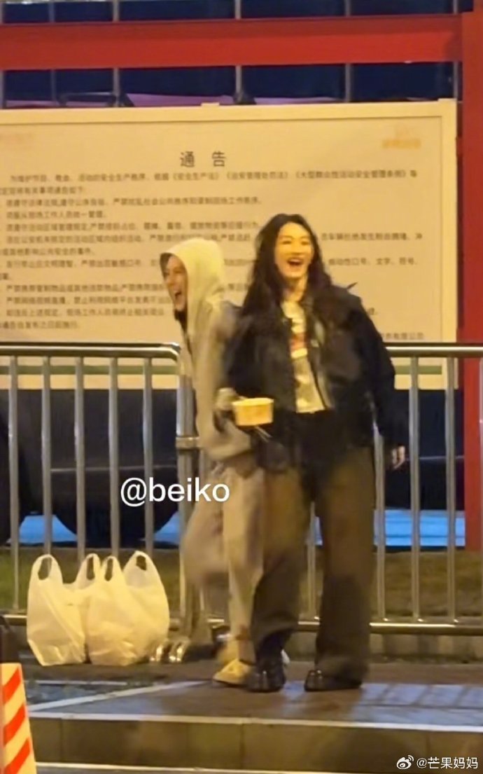 谢娜李小冉亲了 浪姐第一口闺蜜糖我先嗑为敬！挽手下班甜蜜亲吻，岁月静好不过如此！