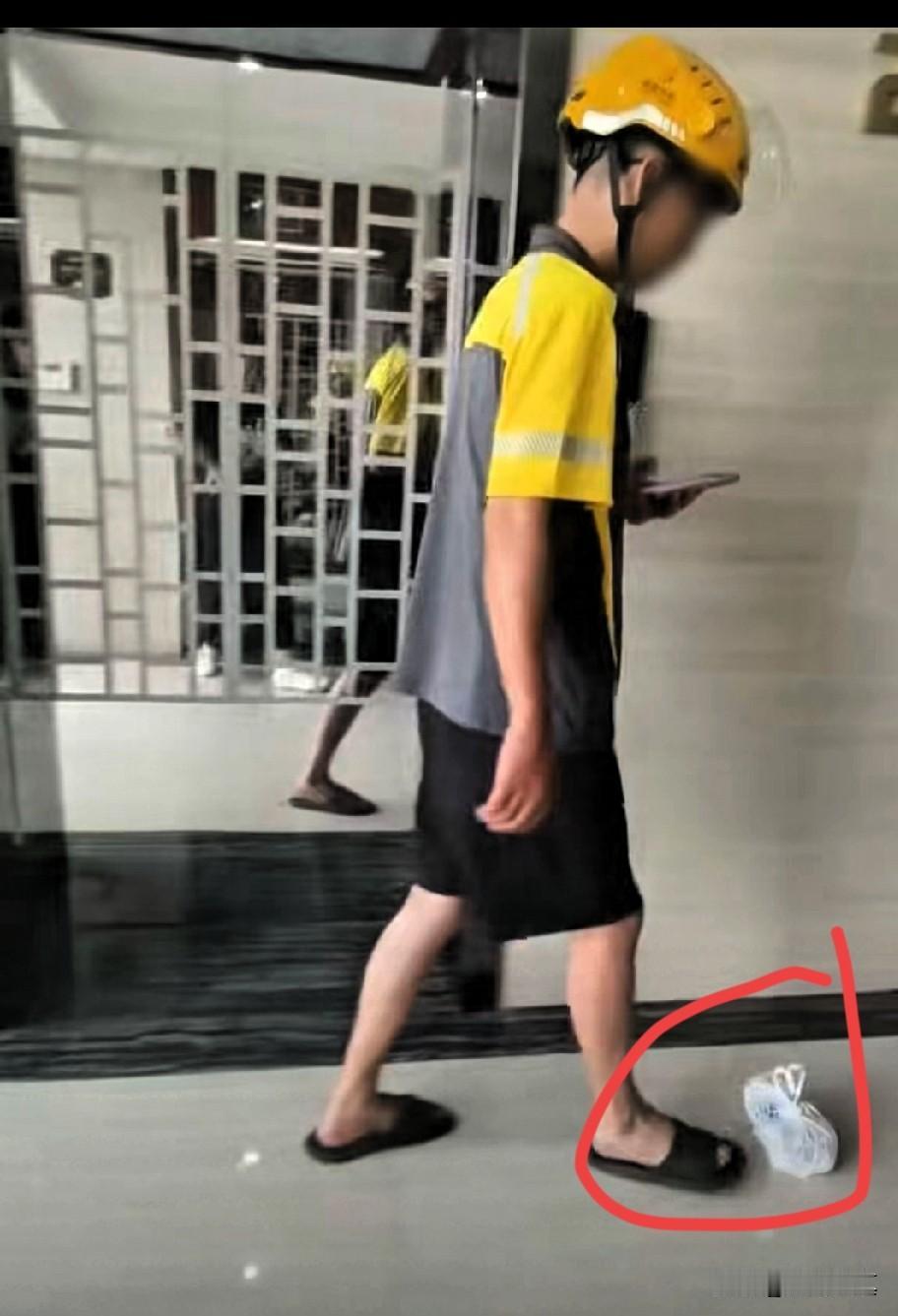 外卖小哥送餐用脚踢，湖南外卖员送餐有创意

湖南省长沙市中欣国际写字楼电梯口“外