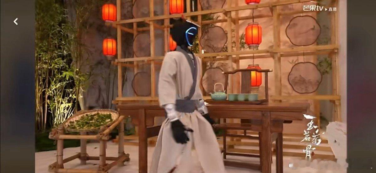 第一次见剧宣让机器人送道具 硬核科技撞上影视剧宣，机器人不仅门口迎宾还上台给娜扎