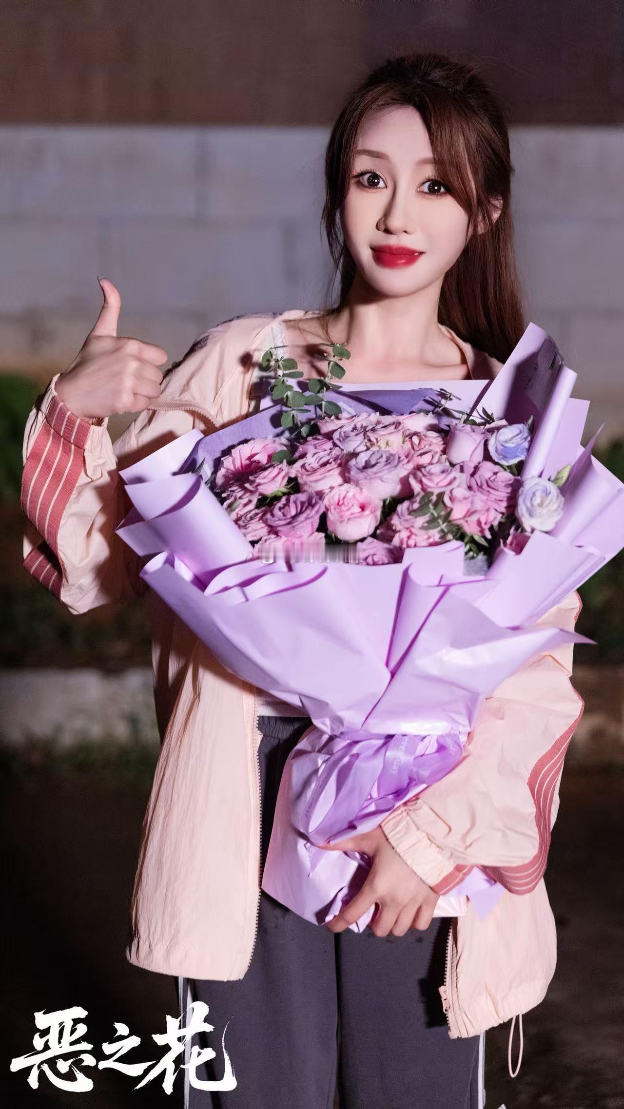 温果希这是什么穿漫爽文 也太懂我们想看什么了吧！😍 穿进漫画世界这种神仙设定直