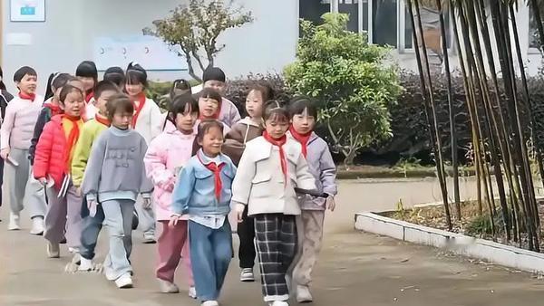 近年来，随着冰雪运动的推广和冬季旅游的发展，各地纷纷为义务教育学生设立“冰雪假期