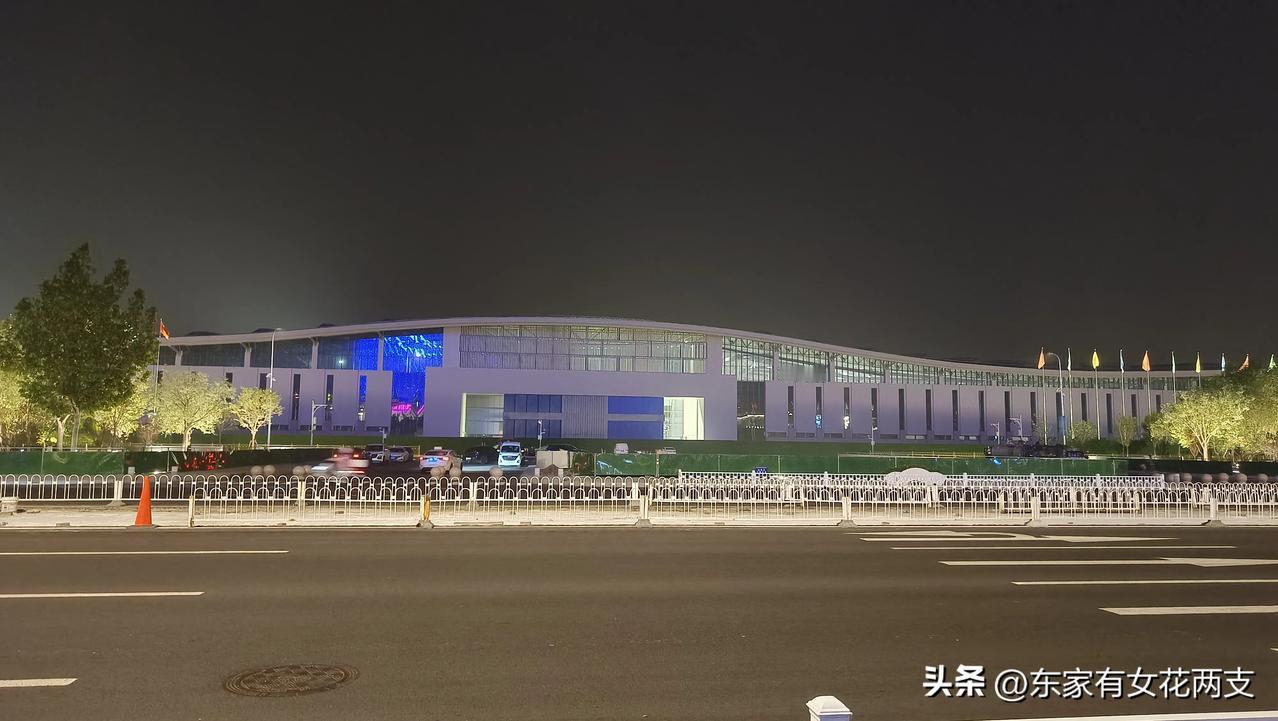 我觉得穷人最缺的是勇气！是自己积极主动改变命运，不怕困难的勇气！是冲出舒适区，闯