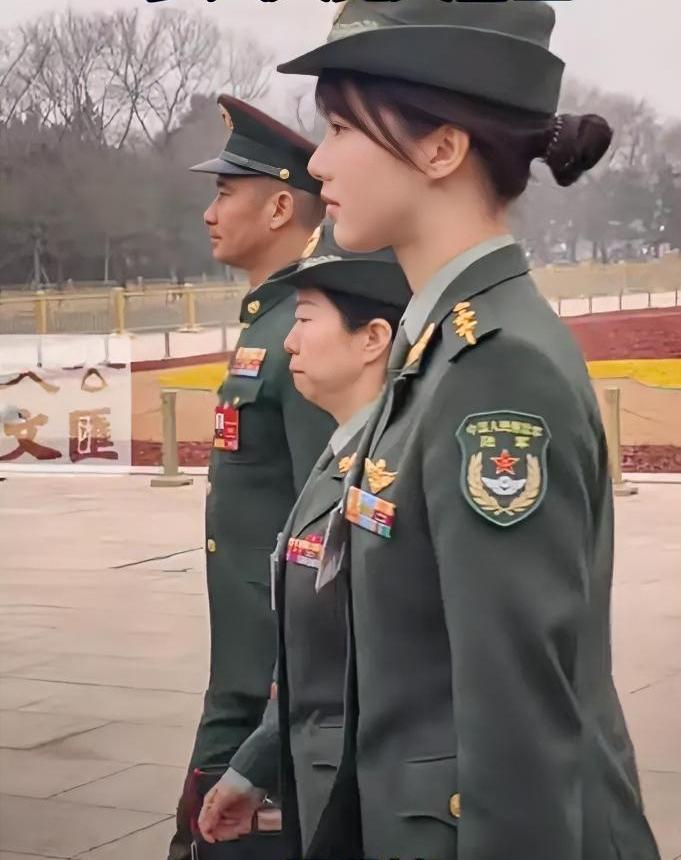 全国人大代表、陆军直-20女飞行员徐枫灿，身着戎装、英姿飒爽，精神抖擞，队列整齐