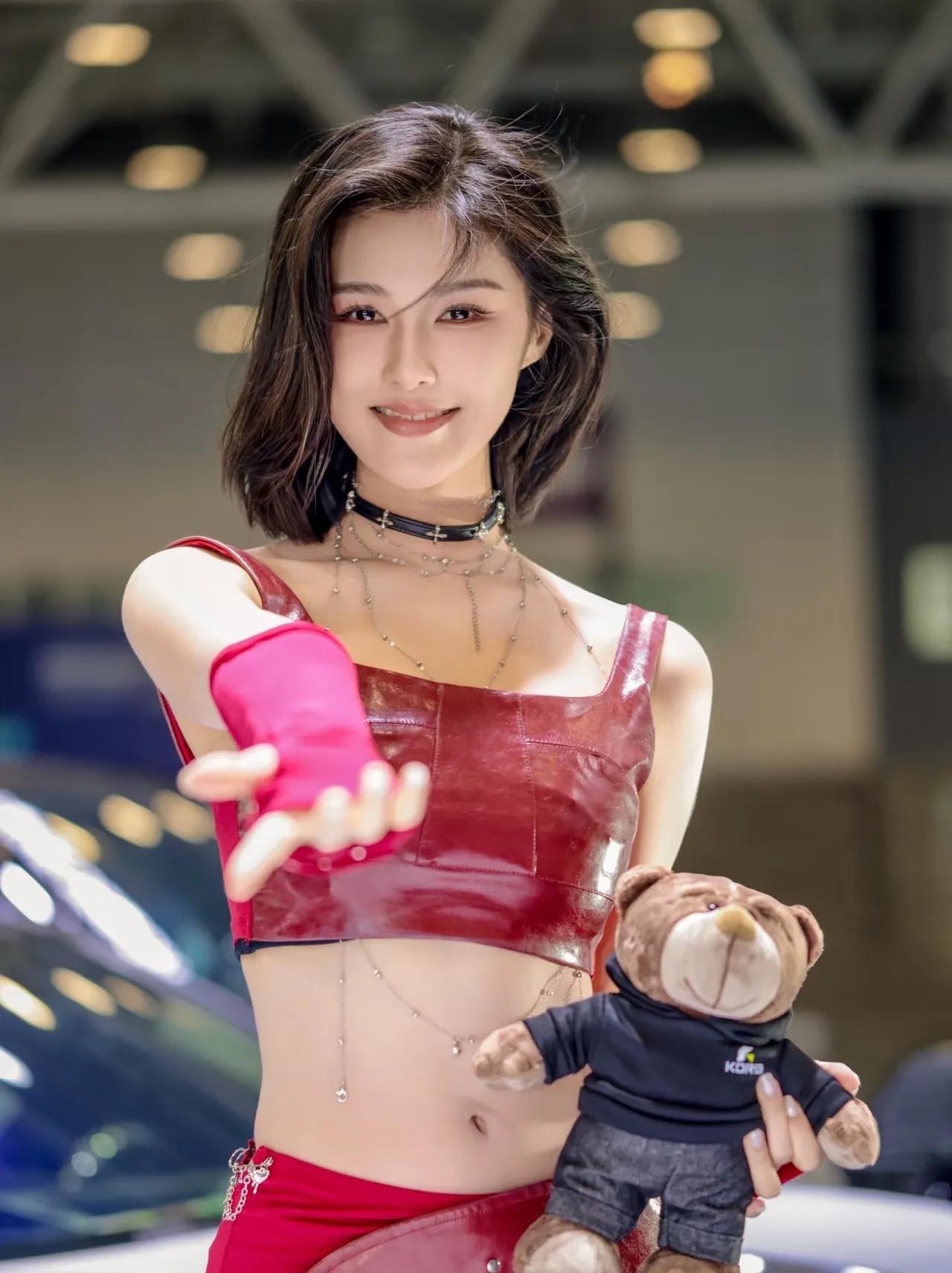 车模程儿就是甜美少女与时尚的代名词！她本名程婧婧，27岁来自沈阳，176cm的高