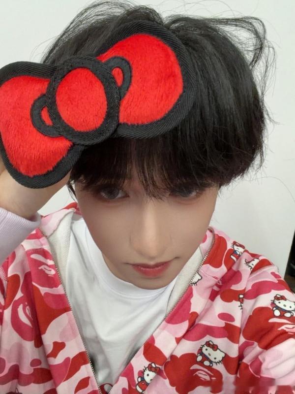 黄朔童禹坤本质还是小孩哥褪去舞台气场依旧是童真小孩哥，黄朔童禹坤各有专属动漫偏爱