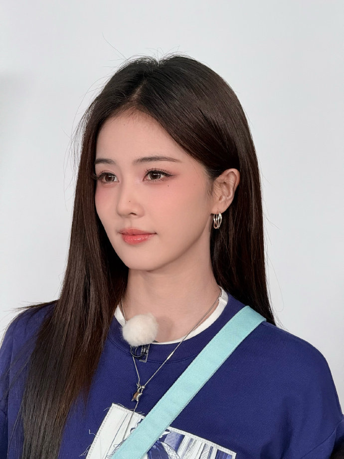 白鹿酷姐也美萌白鹿蓝白叠穿黑长直look 白鹿蓝白叠穿黑长直look，白鹿酷姐也