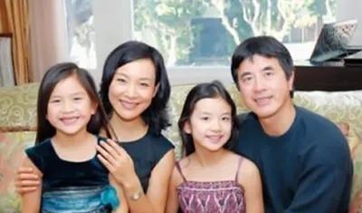 1998年，美国籍演员陈冲与丈夫彼得结婚后六年，仍然没有生育。于是，陈冲领养了中