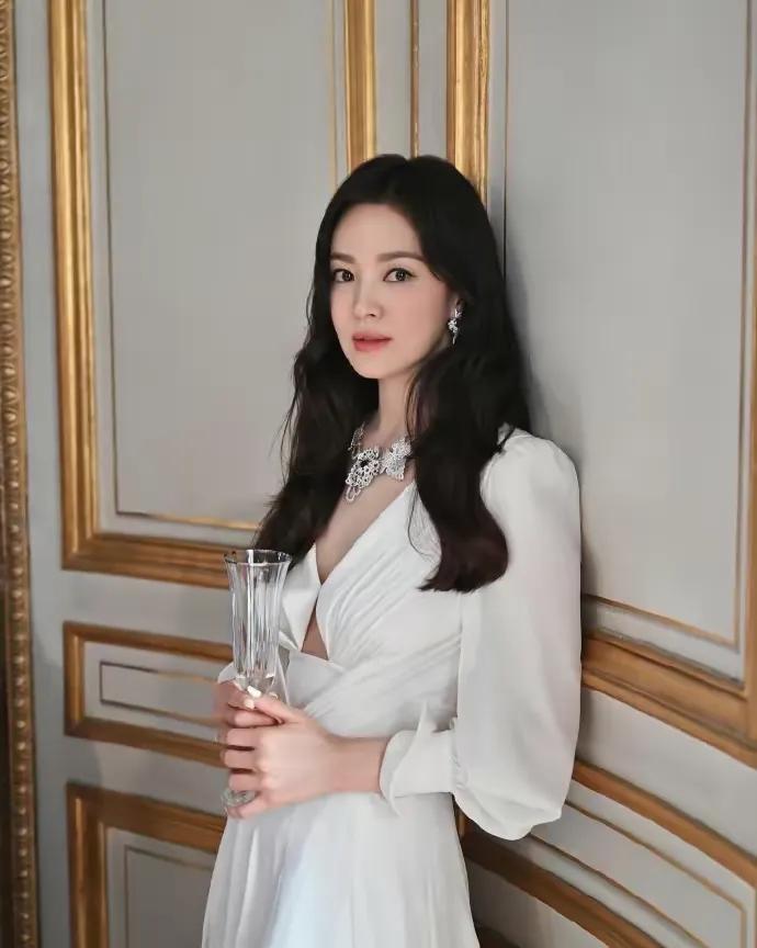 #优雅女神，气质温婉。# #宋慧乔# #韩国美女#