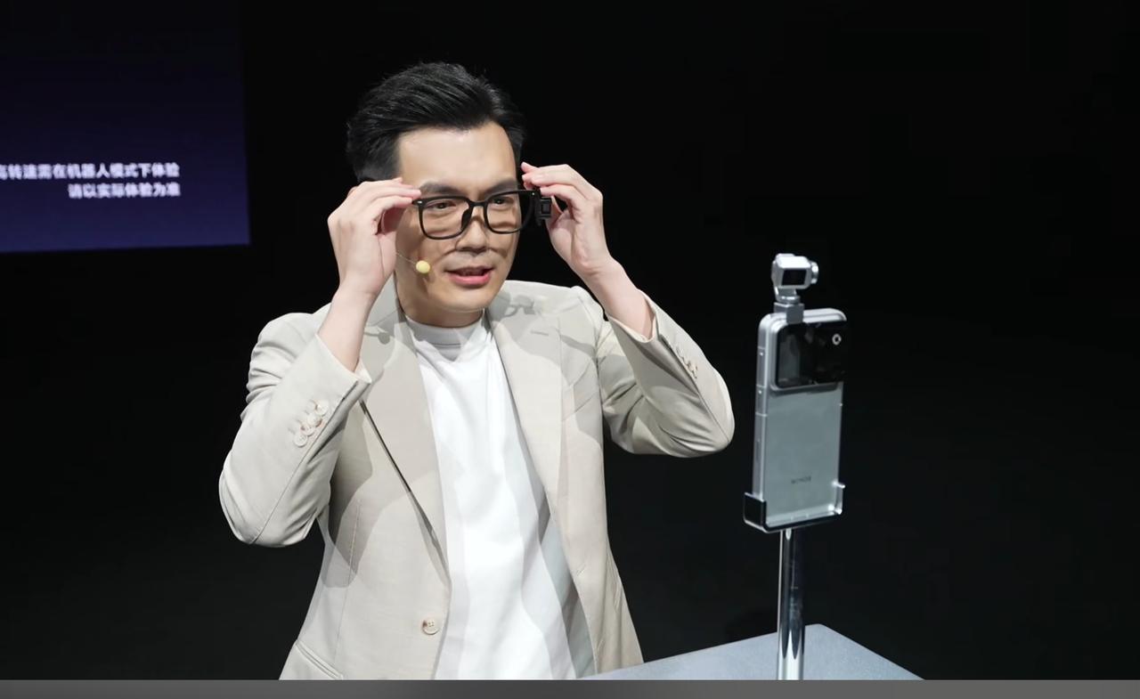 来看看这款机器人手机的配置

荣耀Robot Phone 行业首创钛合金灵巧云台