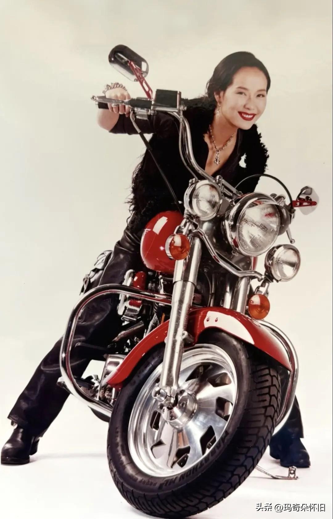 🌟港星怀旧叶童～烈焰红唇，黑色皮衣，跨上复古重机，叶童这组硬照，又美又飒，气场