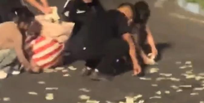哈尔滨街头，一辆面包车变身“散财童子”，满地现金，这是闹哪出？
车队疏忽，钱袋成
