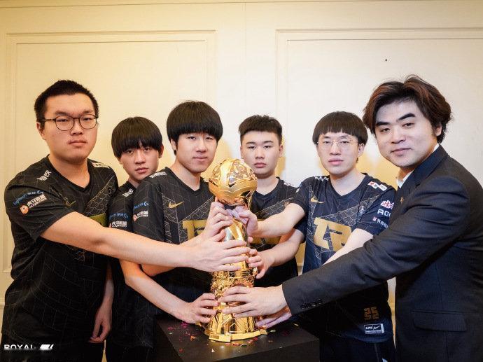 就这么没了。1月6号，LPL官网更新，战队列表里突然就少了RNG。没公告，没说明