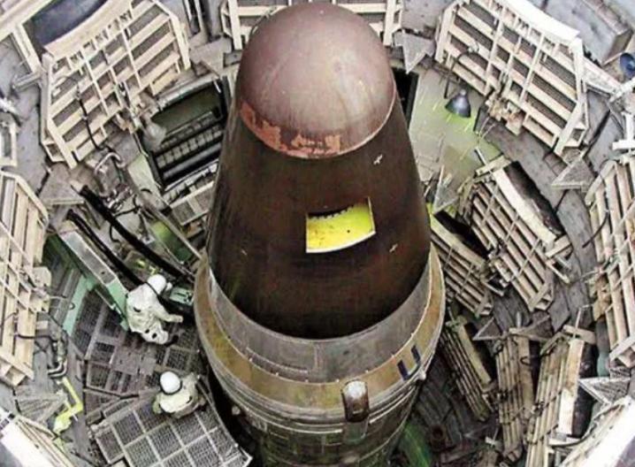 1980年，两个美国士兵正维护洲际导弹，突然一个扳手套筒掉落，竟砸破燃料箱，致使