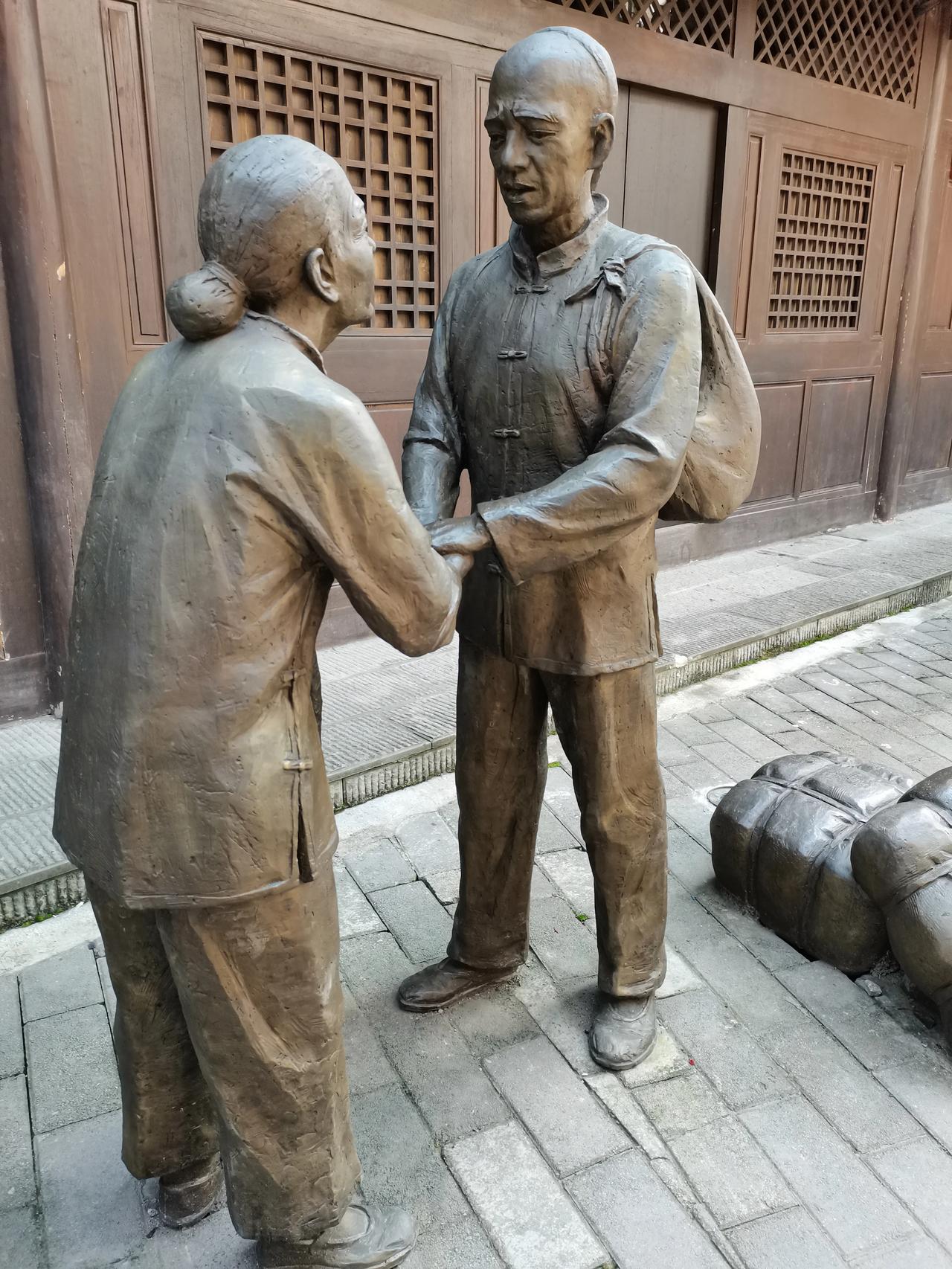 儿子：妈，儿子出去挣些钱来抄历史大底，给您老人家养老送终。
妈：儿啊，呢挣的每一