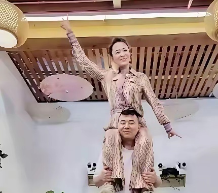 图二的确是蒋勤勤本人但看了图一我吓了一跳，以为是马丽 