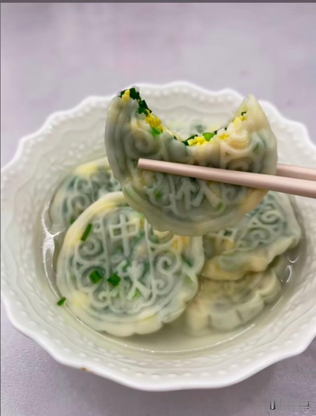 我中秋吃这个，有创意吧！我给它取了一个好听的名字，叫月饼饺子！
晒晒我做的月饼