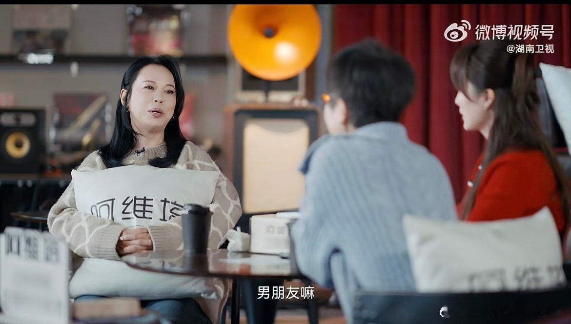 黄绮珊袒露年少时的感情伤痛 听黄绮珊讲述年少感情的遗憾，曾执着向外索取爱与认可，