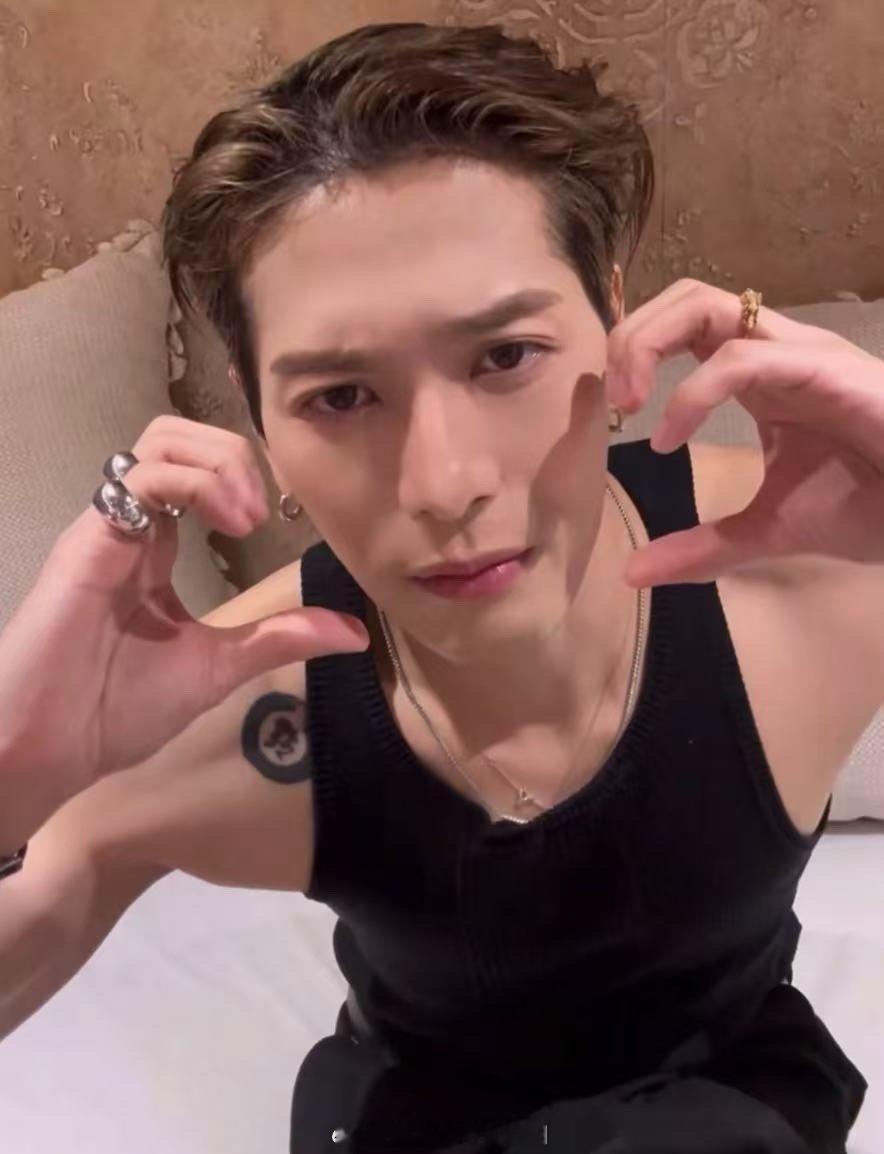 王嘉尔在巴黎的日常片段比偶像剧还精彩，逗弄街边鸽子时的专注神情，转身看见镜头时突