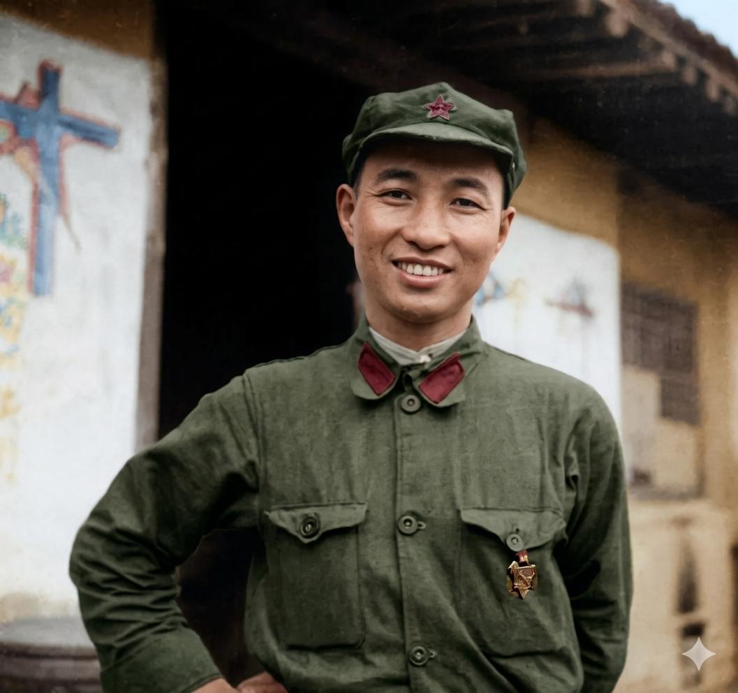 这张照片中的人是陈赓大将，这是他在1936年前后担任红一师师长时的珍贵留影，地点