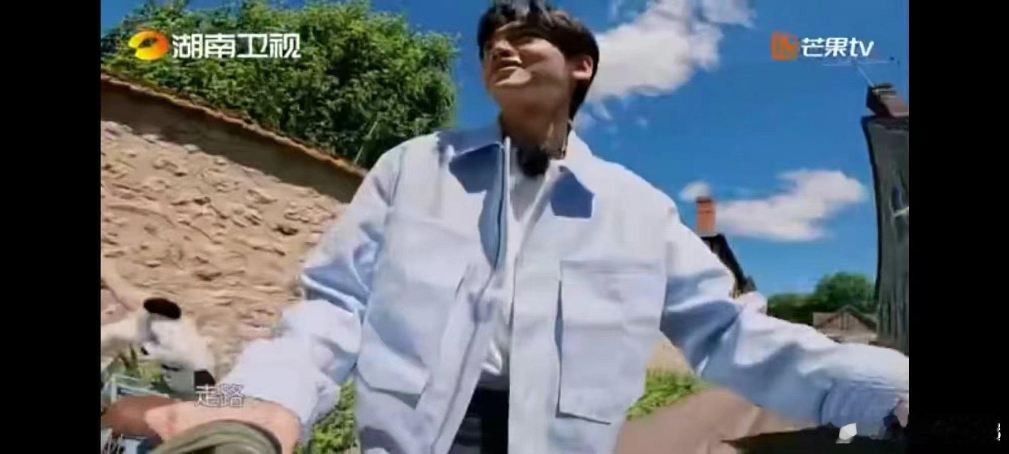 #翟潇闻骑出了S曲线# 天呐，翟潇闻也太有梗了，这骑出的S曲线真是让人笑岔气，妥