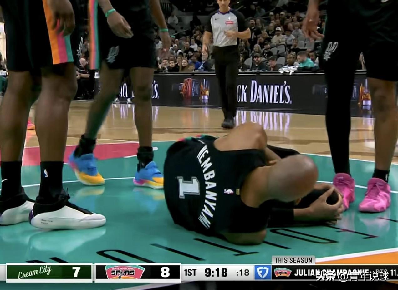 情况不妙！文班亚马膝盖被字母哥撞伤！

今天，马刺队坐镇主场迎战雄鹿队，文班亚马