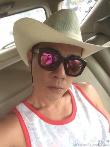 陈小春突然想起自己签了保密协议  我们春哥还是一如既往的那么可爱哟！ 