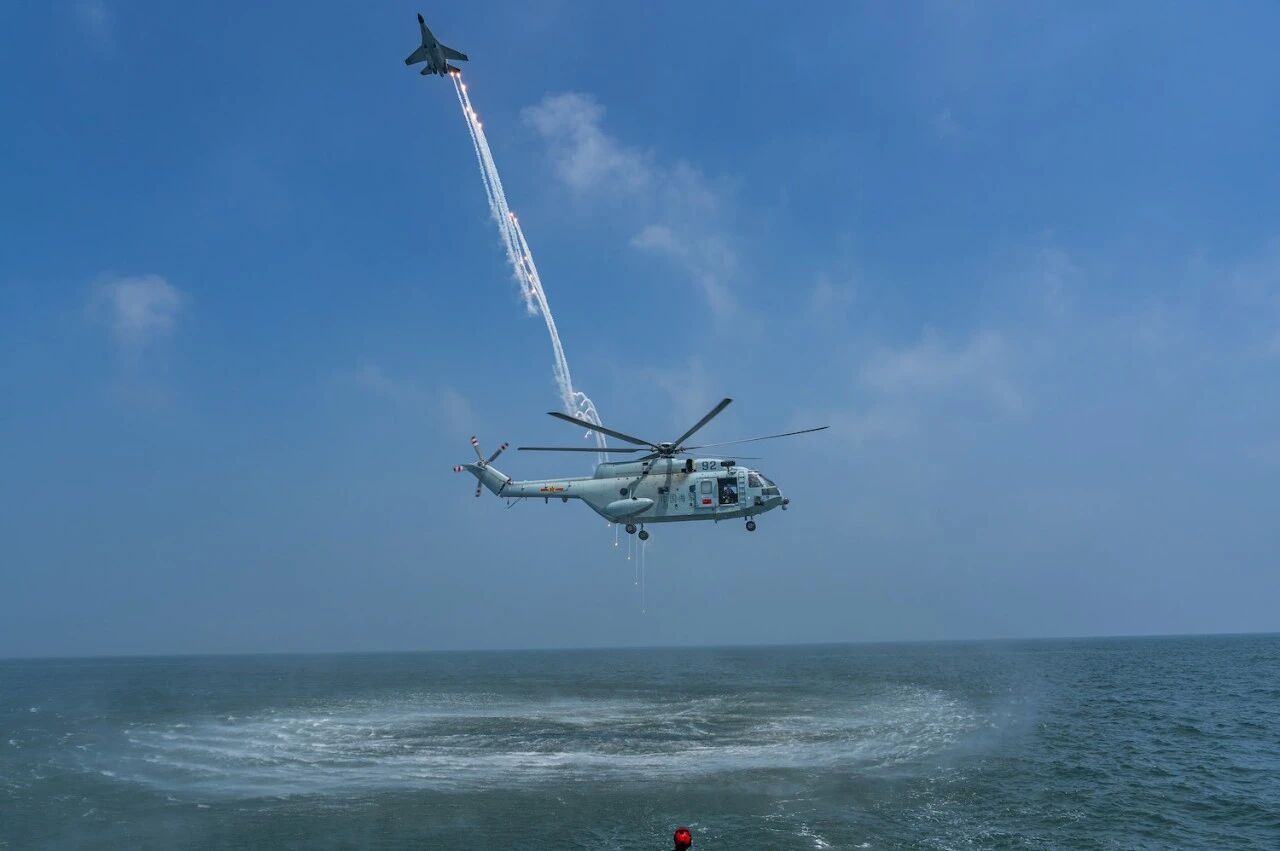 海军航空大学J-11BS歼击机掩护Z-8CJ直升机进行海上搜救摄影：陶冉 