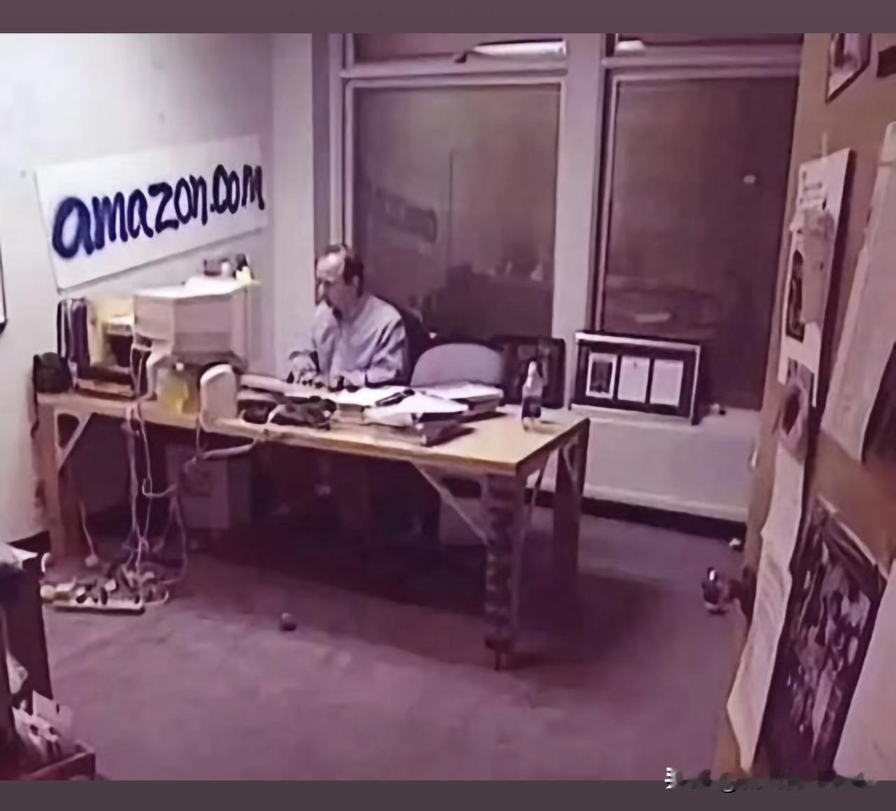 我的天！身家几十亿的世界首富，办公室居然寒酸成这样？这张1999年的老照片，拍的