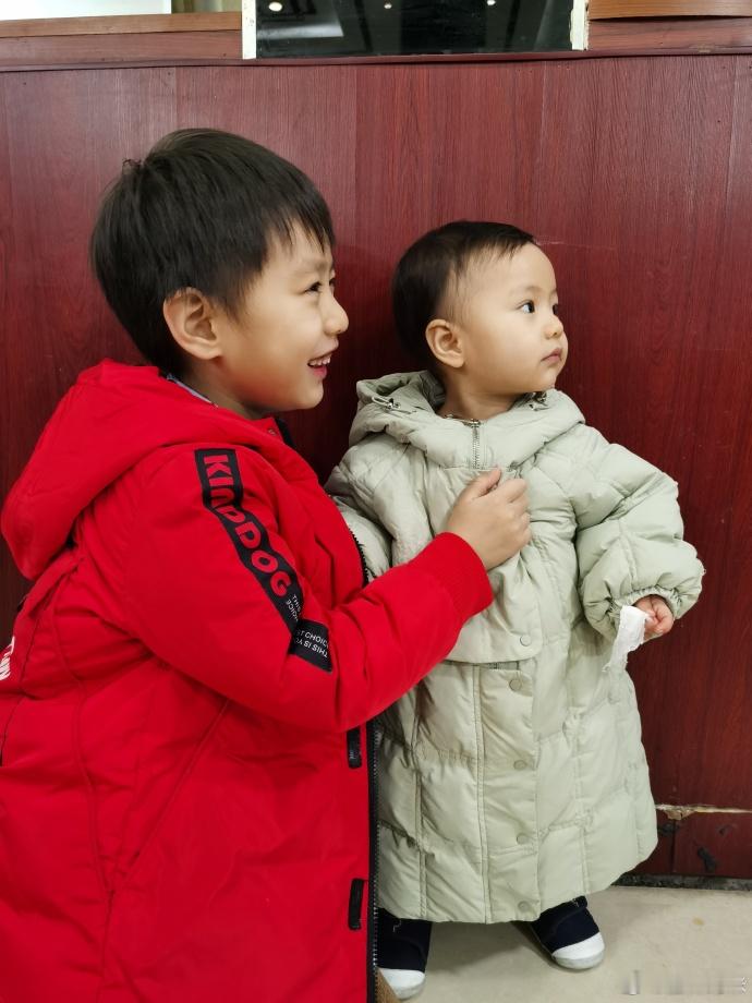 小孩的状态能直接反映父母上不上心孩子看起来状态很好是很多细节决定的。舒适漂亮的衣