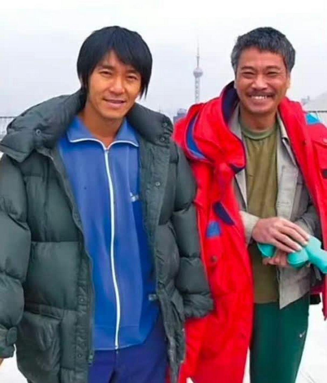 你以为他们是好朋友，其实只是同事而已。

周星驰有没有朋友？

应该是有的。

