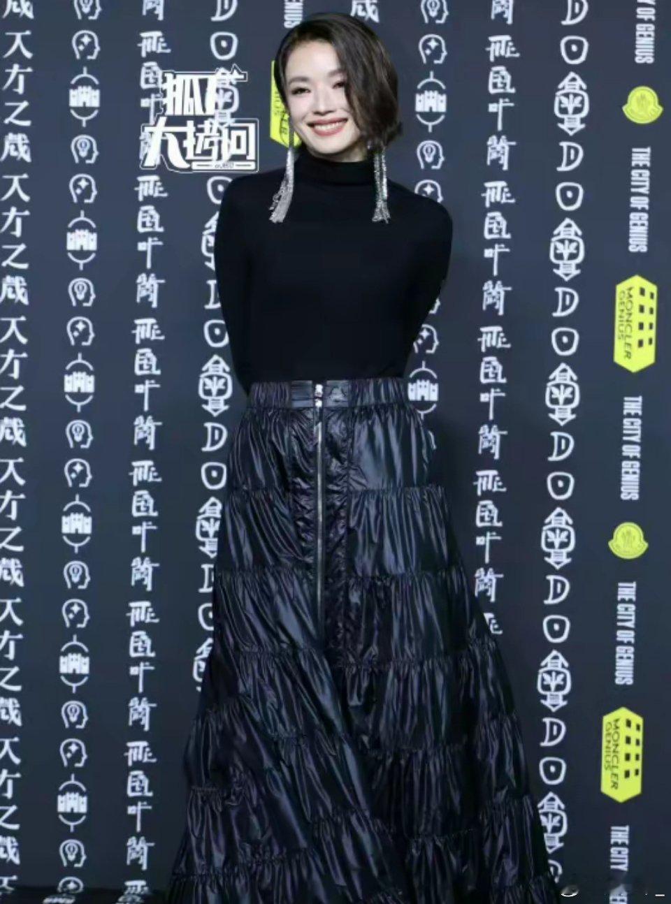 上海这一晚，被“全裹”出镜🪞的舒淇惊艳，不穿暴露礼服却艳压群芳🌸。 ​​​