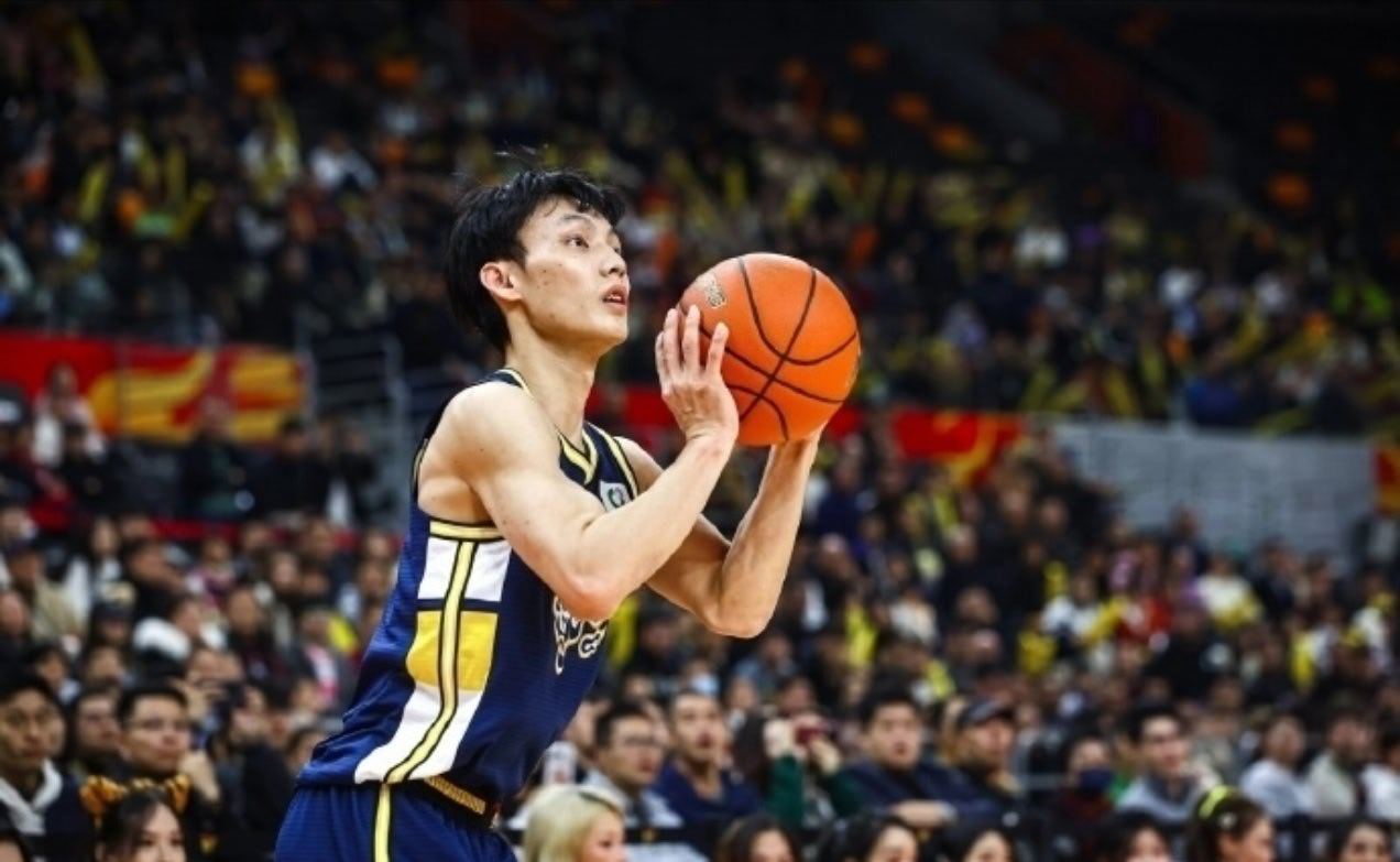 然后希望徐杰的伤病不要太严重，广东队现在只有他一个人能组织进攻，控制节奏。一旦他