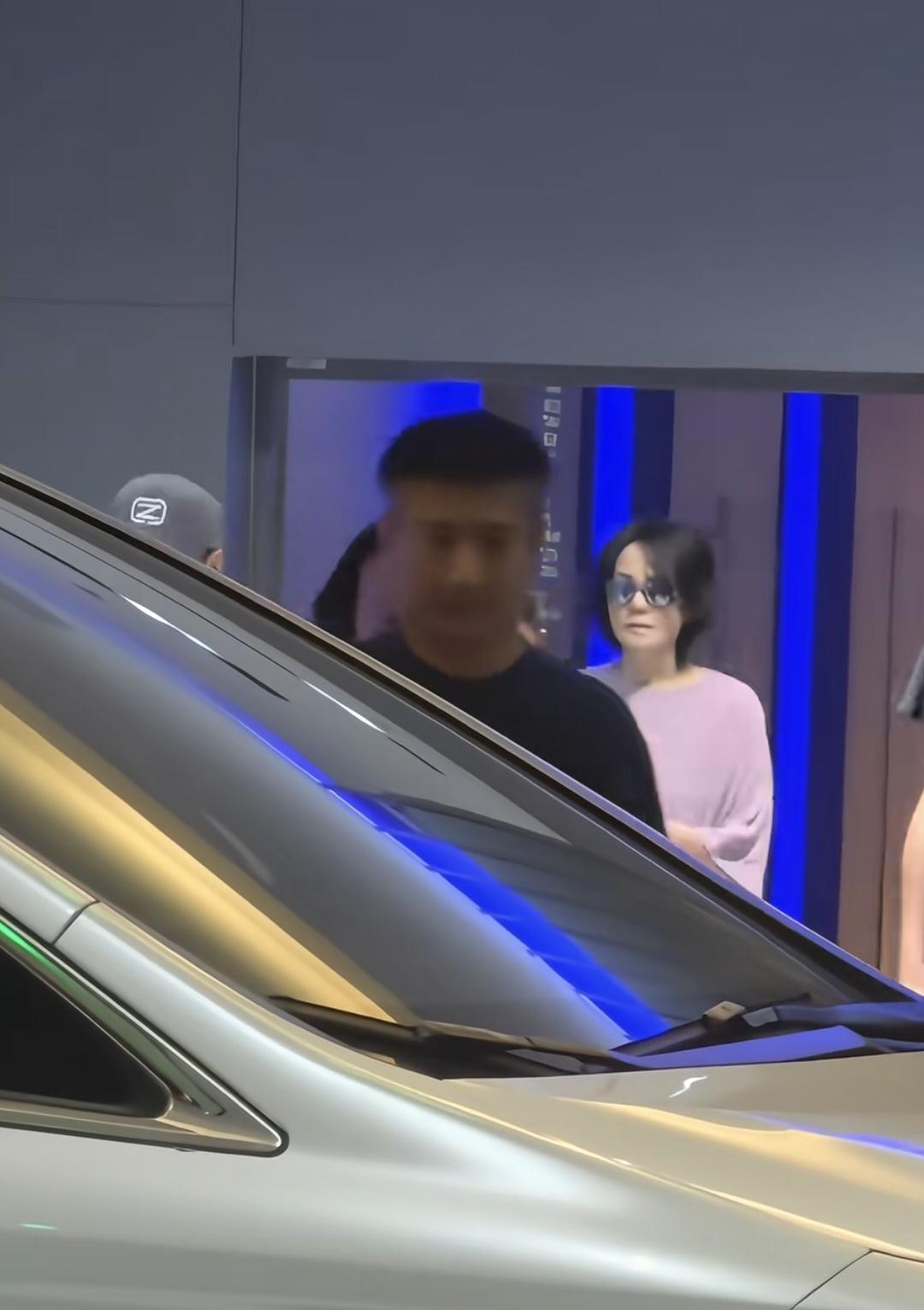 谢霆锋西安演唱会结束了，
王菲准备坐车离开，
换了一紫色T恤，
没戴口罩，
戴着