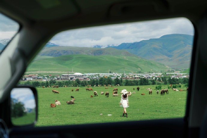 自己救自己的方式就是好好生活，   穿漂亮的衣服，享受快乐和美食，   生活的意