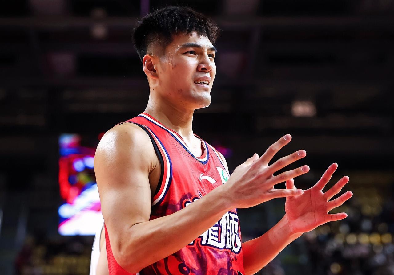 徐昕：豪哥，你这么打下去，合同结束了，你得去打村BA了吧？？？
陈国豪：还想着本