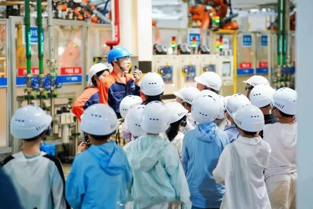 90后家长爱上工厂遛娃  这届10后有自己的大厂 说真的，我觉得这个工厂研学游挺