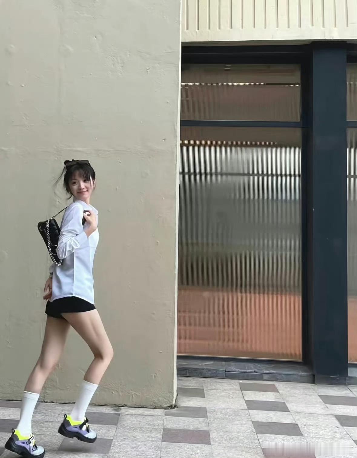 被田曦薇的娃娃脸给骗了，原来她身材这么好！