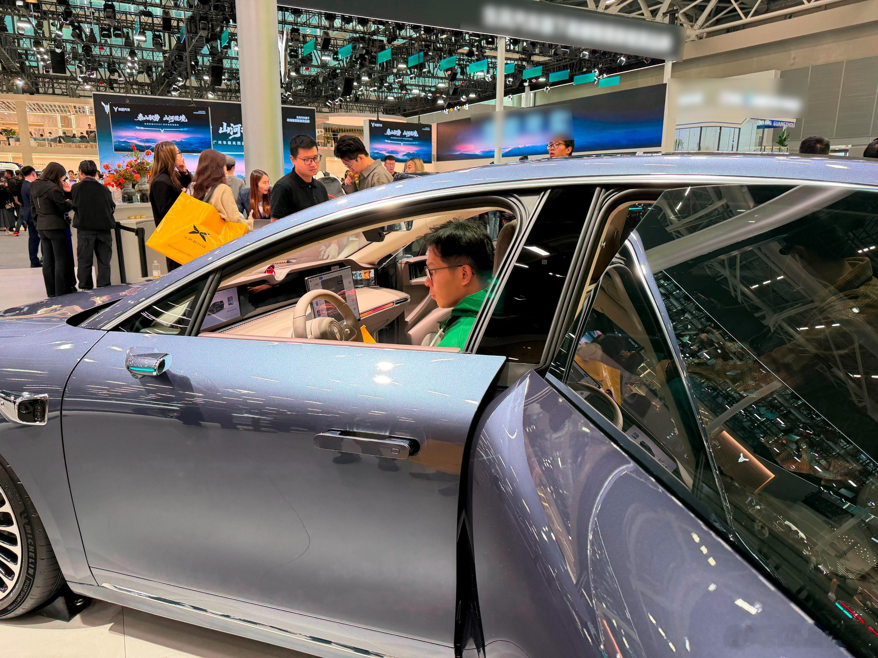 国产豪华车终于走到国际视野了！广东人选车好友品味，就连外国人来逛车展都直接被硬控